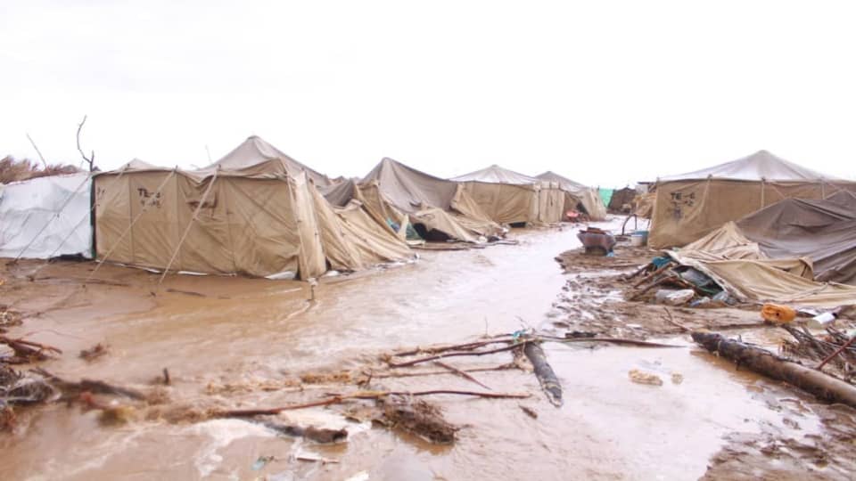 نداء عاجل للمساعدة.. السيول تدمر مأوى آلاف النازحين في ثمان محافظات يمنية
