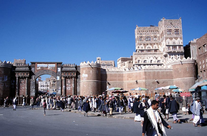 صراع من اجل البقاء.. : قيادات حوثية تتصارع على النفوذ في صنعاء