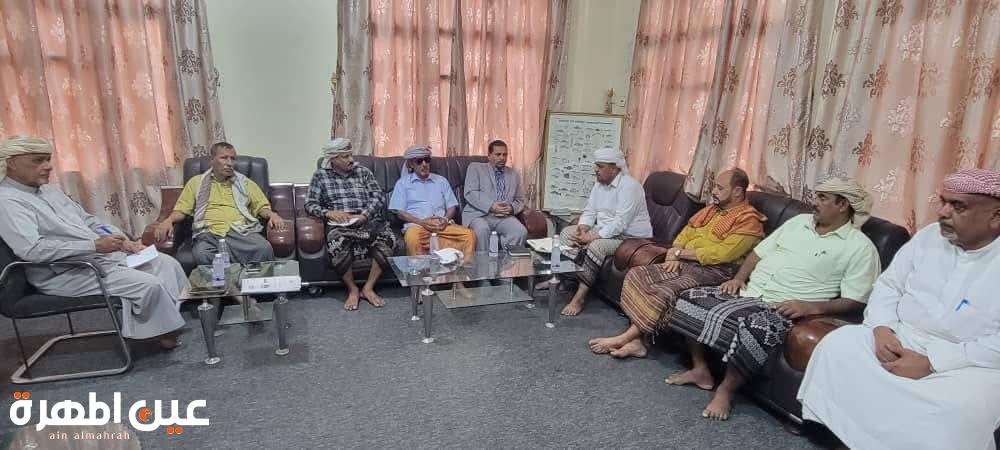 رئيس الهيئة العامة للمصائد السمكية في المهره يلتقي بمدير  فرع  سقطرى ورئيس الاتحاد السمكي  ورؤساء الجمعيات السمكية