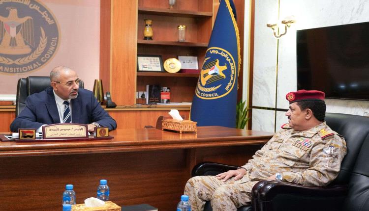لقاءٌ هامٌ بين الرئيس الزبيدي ووزير الدفاع!