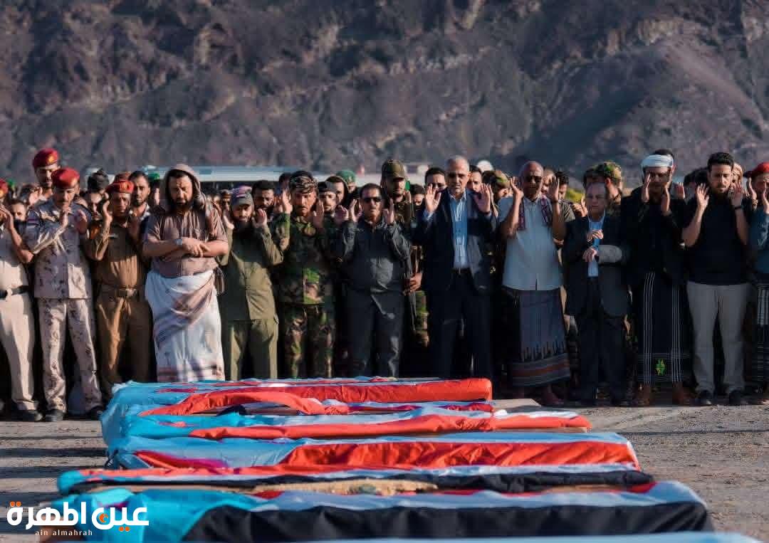 الرئيس الزُبيدي يؤدي صلاة الجنازة ويتقدّم جموع مُشيّعي شهداء عملية 