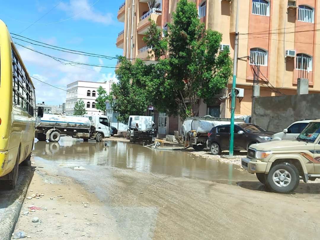 الفرق الفنية بصندوق النظافة تواصل عملية شفط مياه الأمطار من شوارع مدينة الغيضة