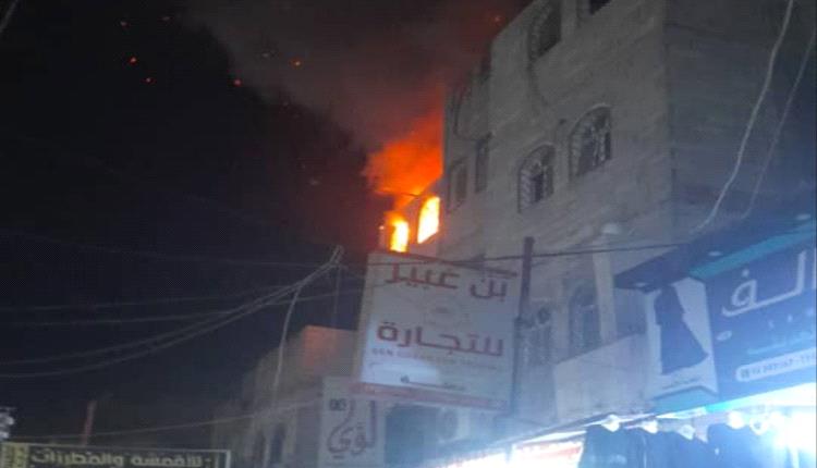 حريق يلتهم محل للأقمشة في الشيخ عثمان