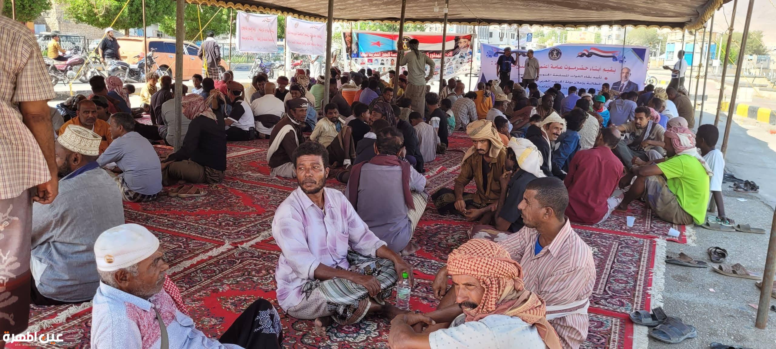 لليوم الثاني على التوالي.. استمرار الاعتصام الجماهيري في المكلا وسط حضور واسع ومطالبات بإعلان دولة الجنوب العربي