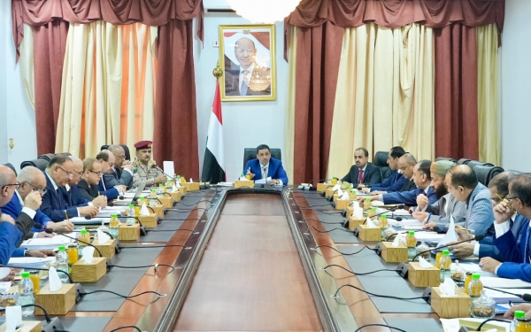 مجلس الوزراء يحذر الحوثيين من التصعيد العسكري ويبحث تدهور العملة الوطنية