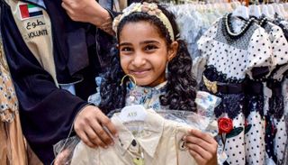الهلال الأحمر الإماراتي يوزع كسوة العيد على 3500 طفل في حضرموت