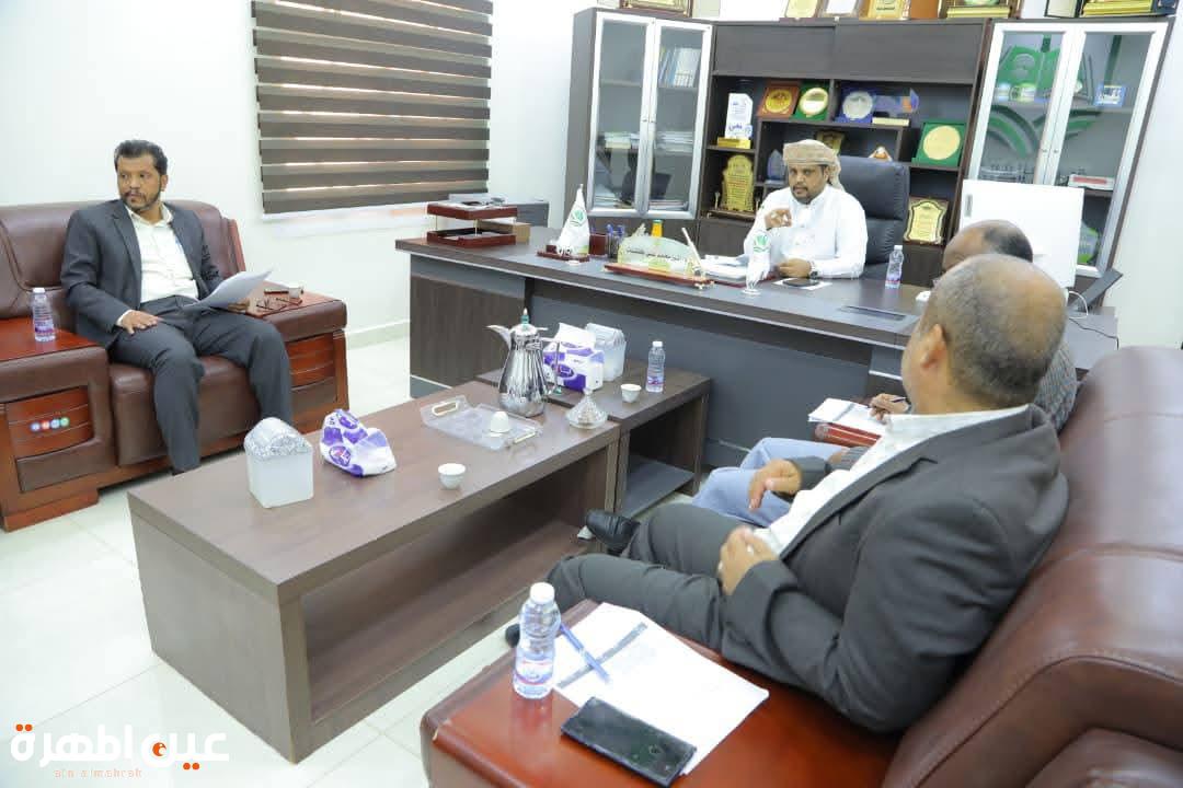 رئيس جامعة المهرة يترأس اجتماعًا للجنة الإشرافية العليا لمتابعة تأهيل البرامج الأكاديمية