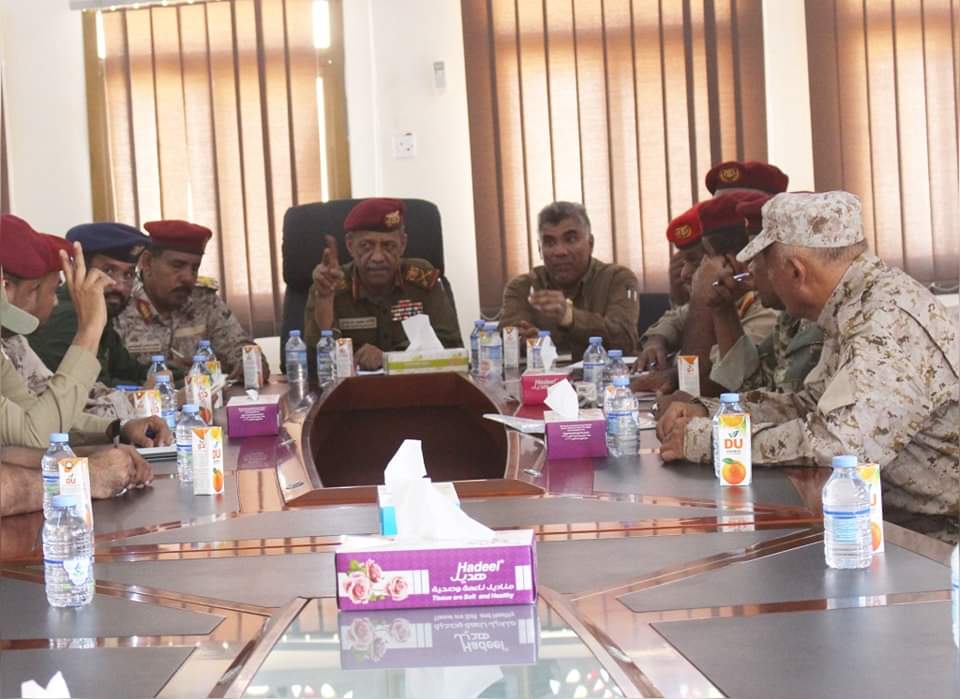 قائد المنطقة يجتمع بالقادة العسكرين لمناقشة تحضيرات الذكرى الثامنة لتحرير ساحل حضرموت