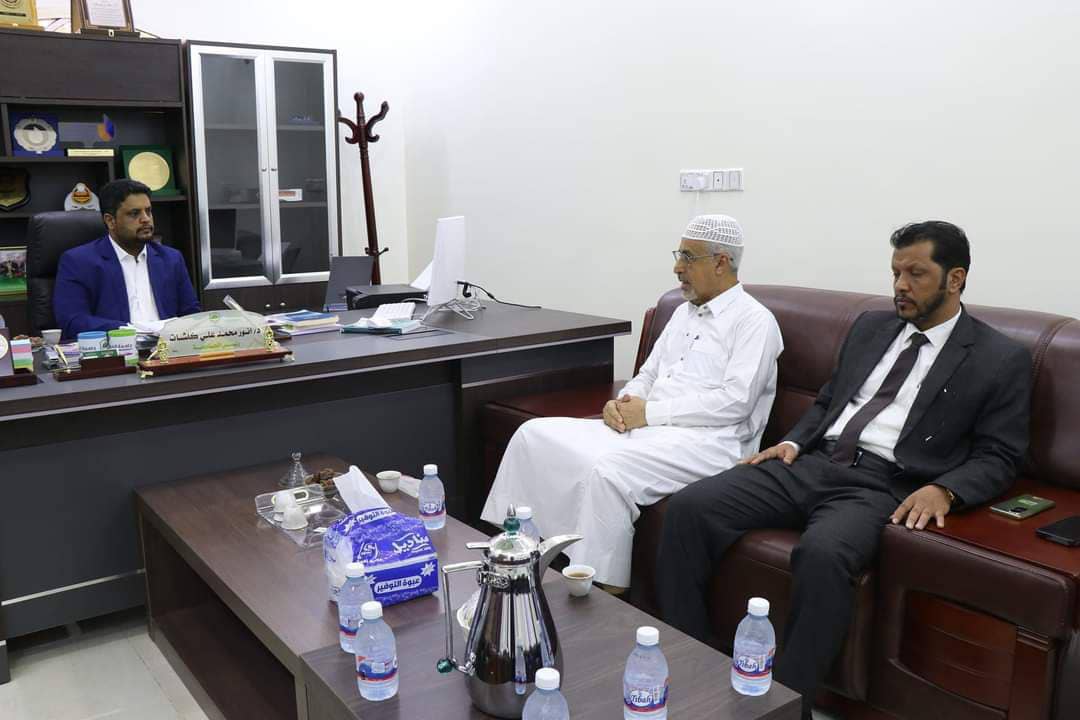 رئيس جامعة المهرة يلتقي نائب رئيس جامعة الوسطية الشرعية للعلوم الإسلامية والإنسانية.