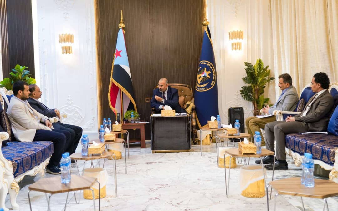 الرئيس الزُبيدي يطلع على الأعمال المنجزة في مشروع إعادة تأهيل مطار عدن الدولي
