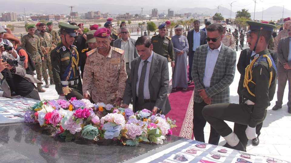 اللواء البحسني وقائد المنطقة العسكرية الثانية يضعان إكليل الورد على ضريح الجندي المجهول بحضرموت