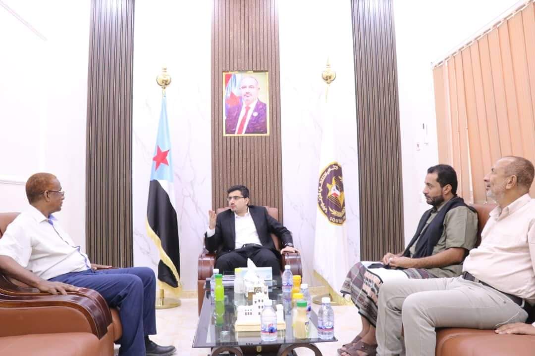 رئيس انتقالي المهرة بن عفرار يلتقي مدير عام مكتب الصحة بالمحافظة