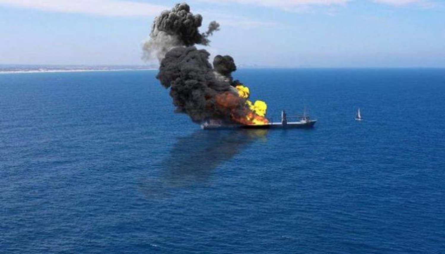3 صواريخ حوثية تلحق أضرارًا بسفينة نفط بريطانية