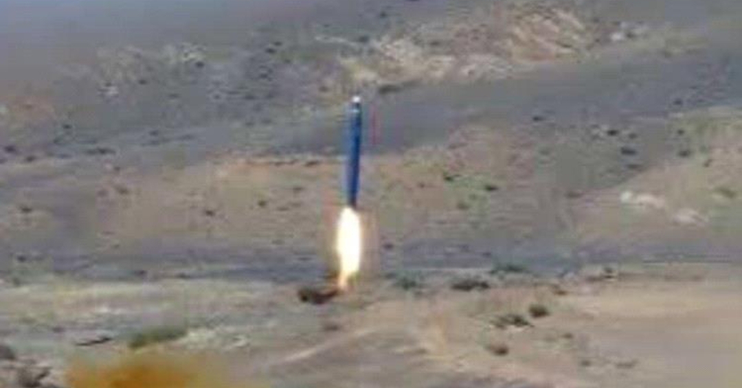 مليشيا الحوثي تنصب قاعدة صاروخية في أعلى قمة جبلية بإب