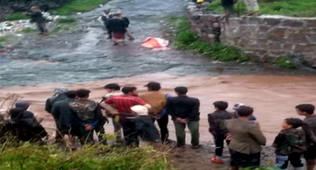 مواطنون يعثرون على جثمان امرأة مجهولة جرفتها السيول في ريف إب