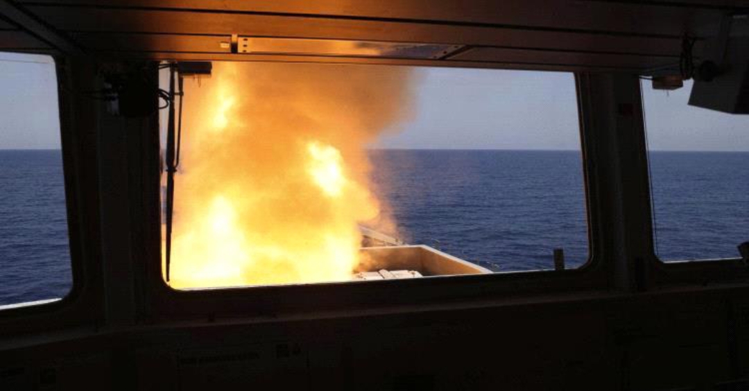 الحوثي يتبنى استهداف سفينتين ومدمرتين أمريكيتين